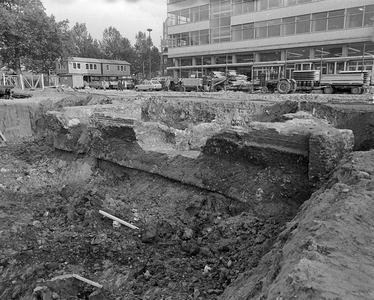 855030 Gezicht op het opgravingsterrein van het vroegere Kasteel Vredenburg aan de zuidzijde van het plein Vredenburg ...